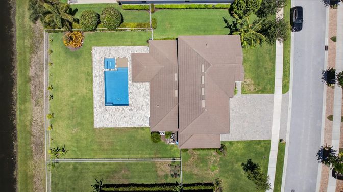 Exterior, Drone