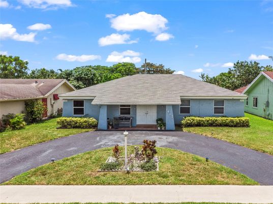 Backyard, Exterior, Facade, Ranch