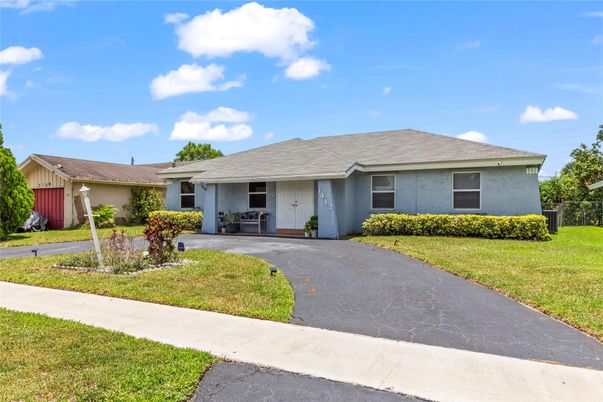 Backyard, Exterior, Facade, Ranch