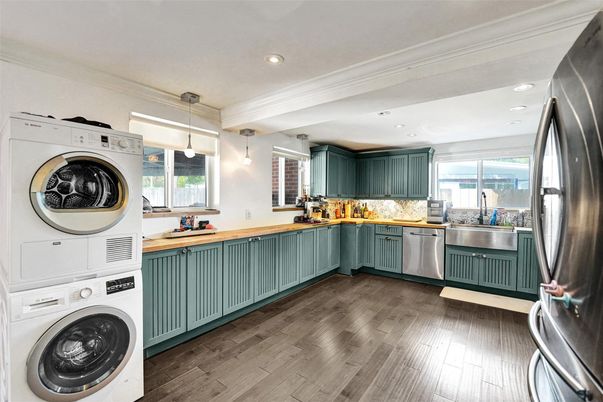 Interior, Pendant Lights, Recessed Lighting, Washer, Wood Texture Flooring