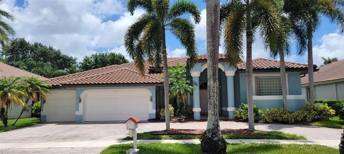 Attached, Exterior, Facade, Mediterranean