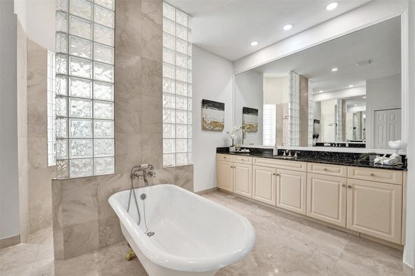 Bathroom, Dual Sink Vanities, Interior, Recessed Lighting
