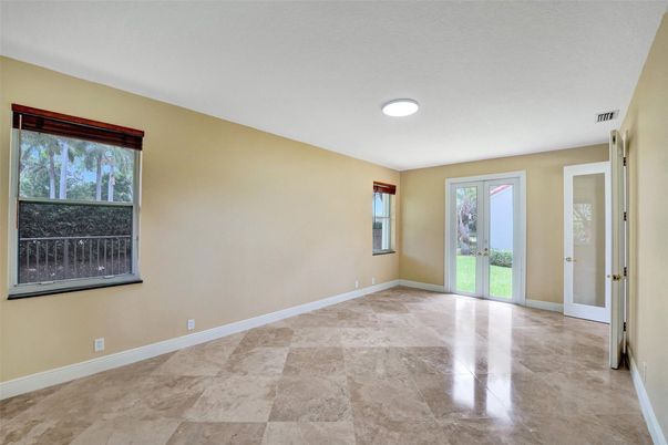 Empty room, Interior