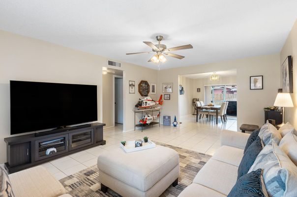 Chandelier, Dining room, Interior, Living room