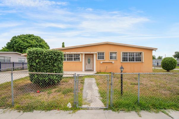 Backyard, Exterior, Facade, Ranch