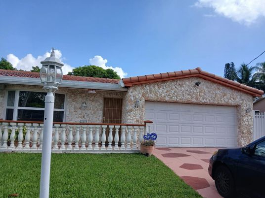 Attached, Exterior, Facade, Ranch
