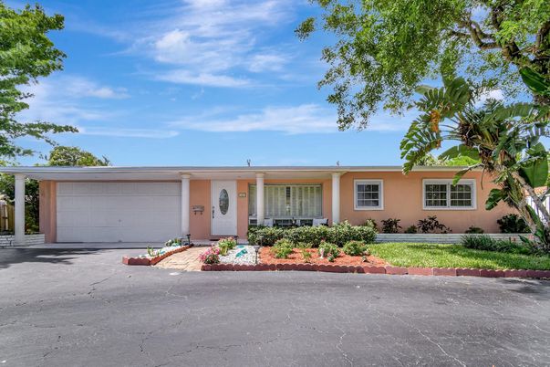 Attached, Exterior, Facade, Ranch