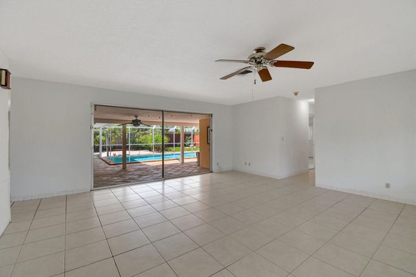 Empty room, Interior