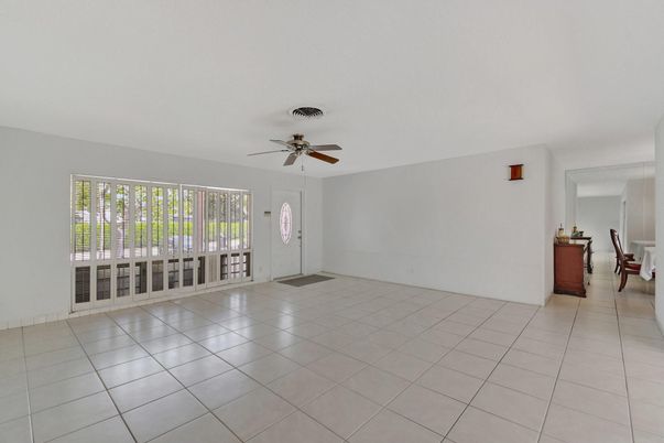 Empty room, Interior