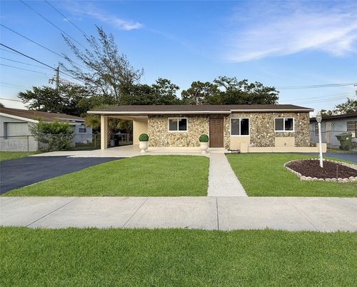 Backyard, Exterior, Facade, Ranch