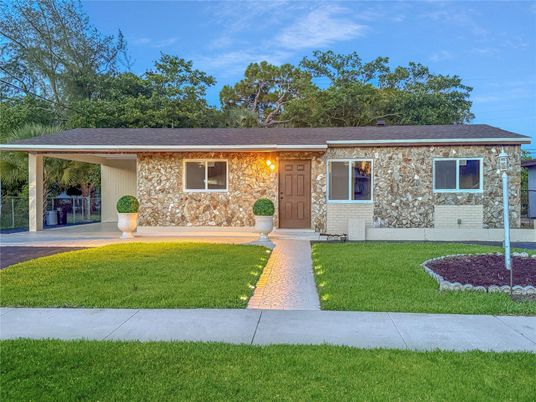 Exterior, Facade, Ranch