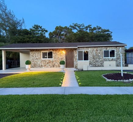Backyard, Exterior, Facade, Ranch