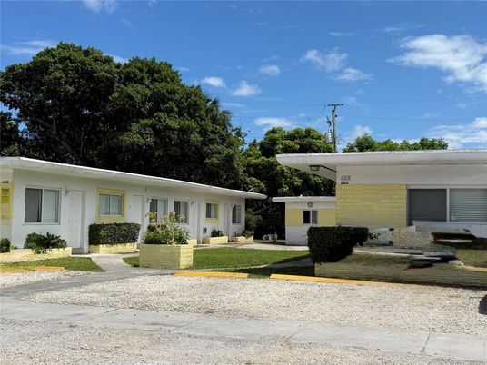 Exterior, Facade, Ranch