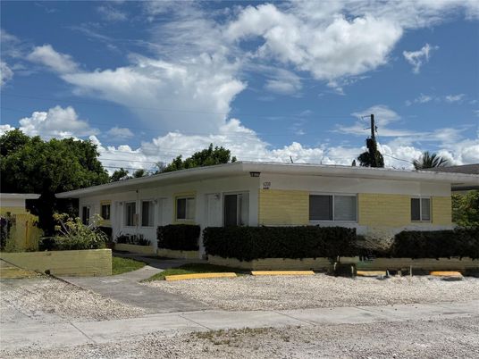 Exterior, Facade, Ranch