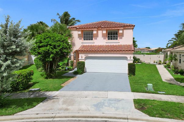 Attached, Exterior, Facade, Mediterranean