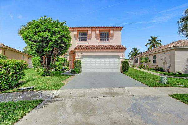 Attached, Exterior, Facade, Mediterranean