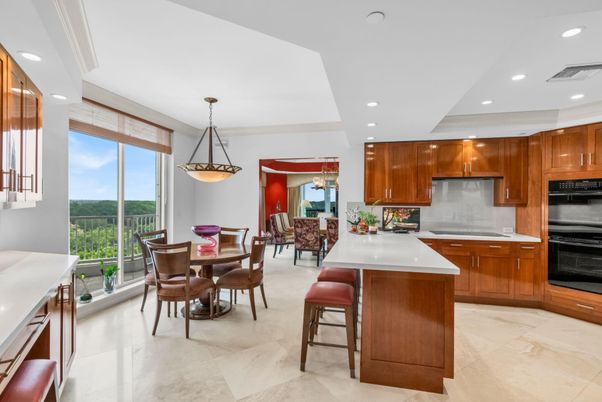 Dining room, Interior, Kitchen, Pendant Lights, Recessed Lighting, Stainless Steel Appliances