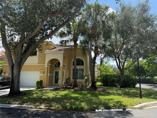 Attached, Exterior, Facade, Mediterranean