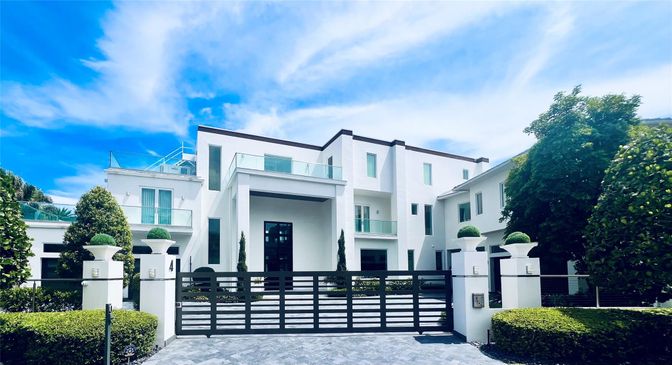 Attached, Exterior, Facade, Modern