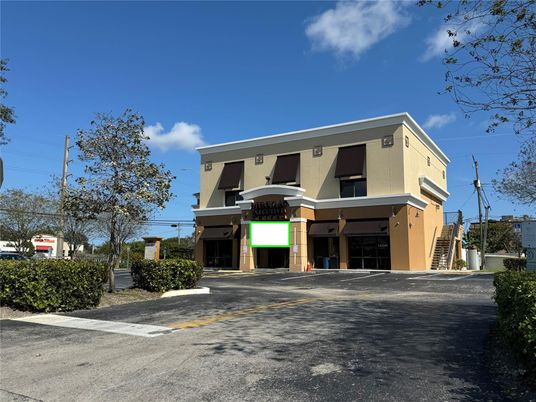 Exterior, Facade, Modern