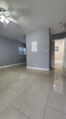 Empty room, Interior