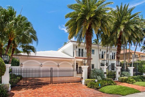 Attached, Exterior, Facade, Mediterranean