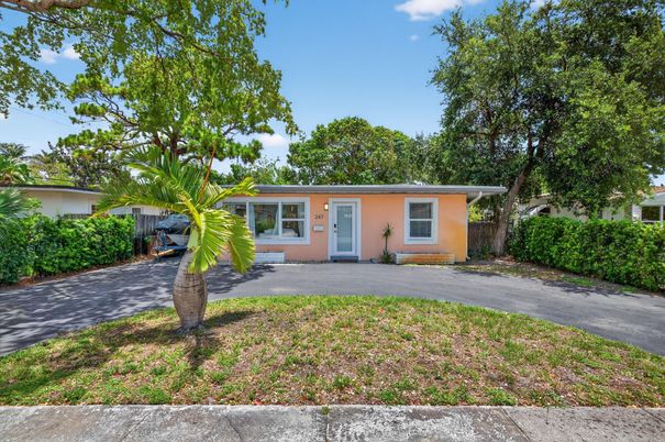 Exterior, Facade, Ranch