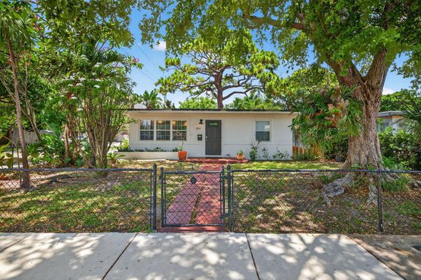 Exterior, Facade, Ranch