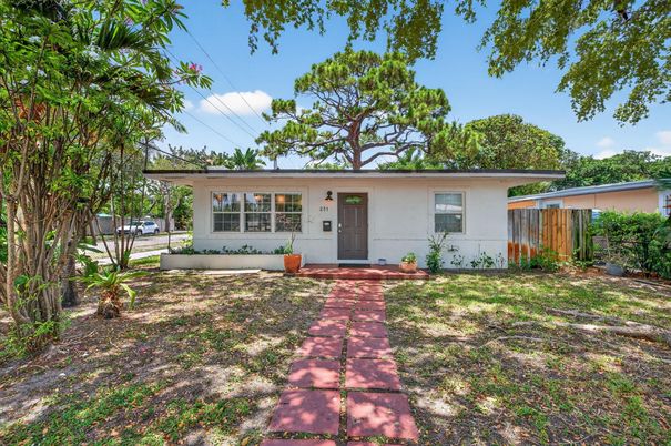 Backyard, Exterior, Facade, Ranch