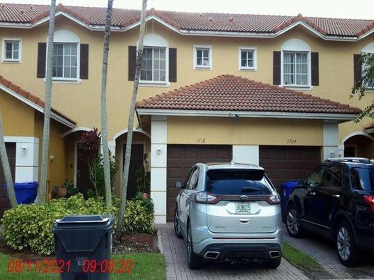 Attached, Exterior, Facade, Mediterranean