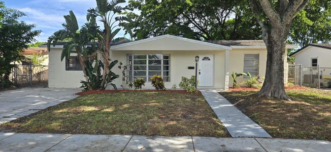 Backyard, Exterior, Facade, Ranch