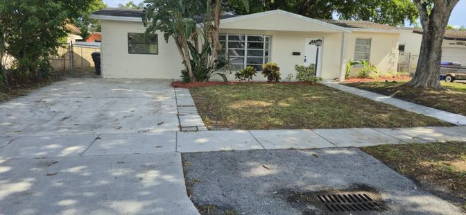 Backyard, Exterior, Facade, Ranch