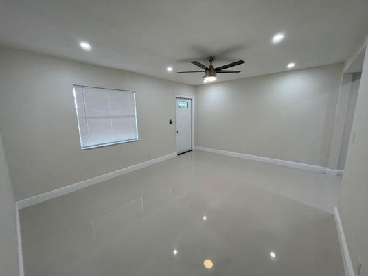 Empty room, Interior, Recessed Lighting