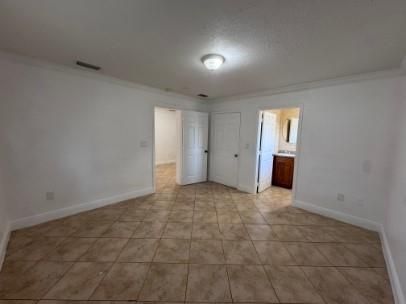 Empty room, Interior