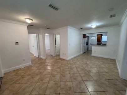 Empty room, Interior