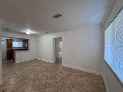 Empty room, Interior