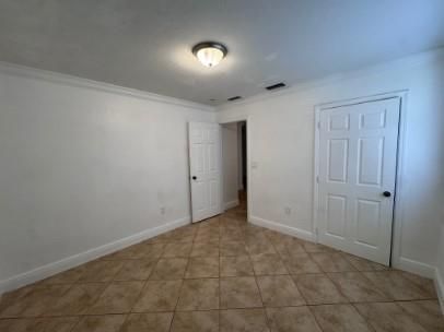 Empty room, Interior