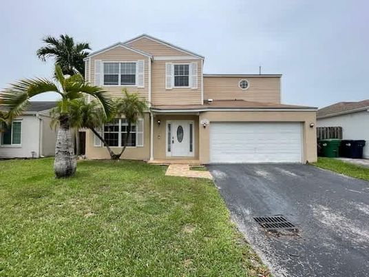 Attached, Exterior, Facade, Mediterranean