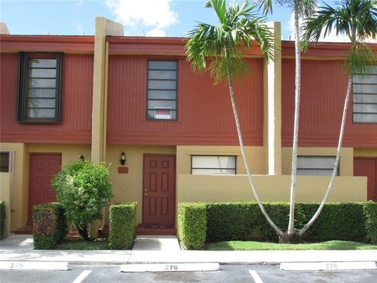 Exterior, Facade, Rowhouse