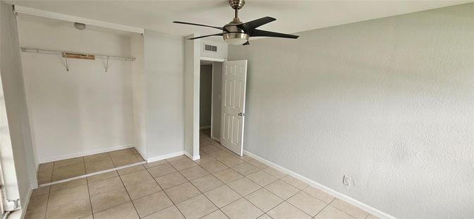 Empty room, Interior