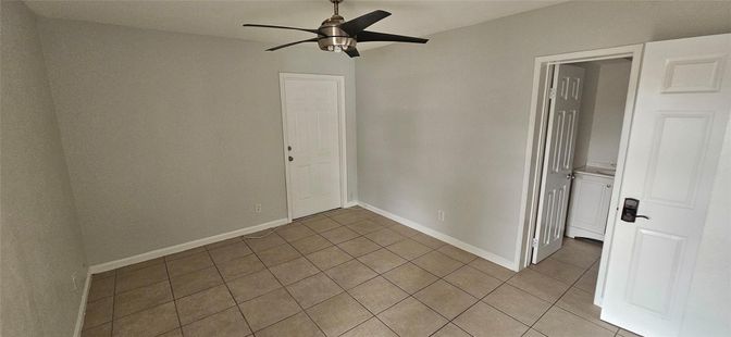 Empty room, Interior