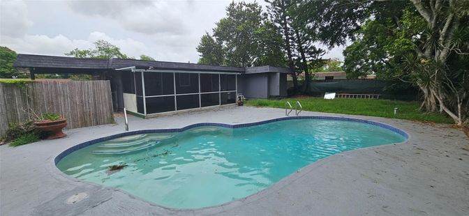Exterior, Pool