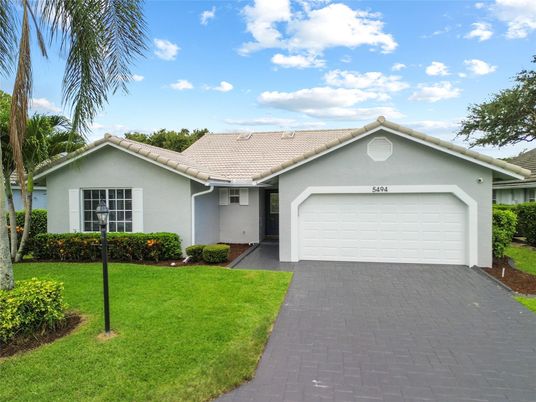 Attached, Exterior, Facade, Ranch