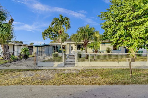 Backyard, Exterior, Facade, Ranch