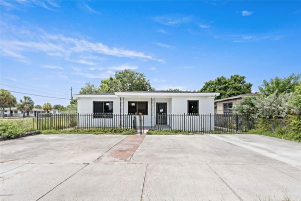 Backyard, Exterior, Facade, Ranch