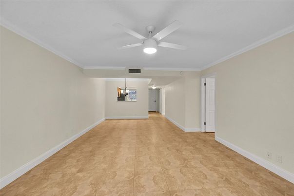 Empty room, Interior