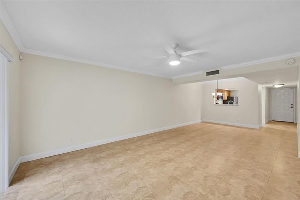 Empty room, Interior