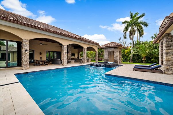 Exterior, Pool