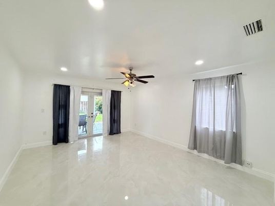 Empty room, Interior, Recessed Lighting