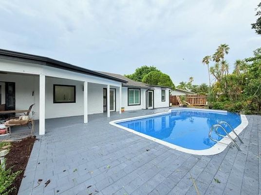 Exterior, Pool